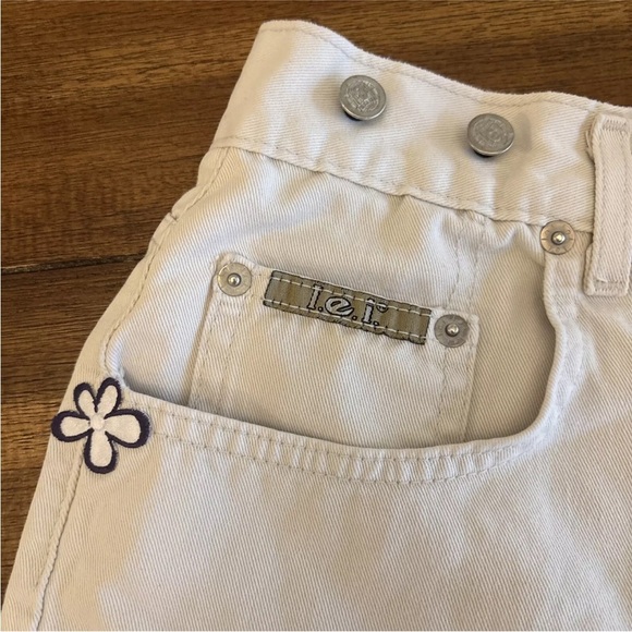 LEI - Junior’s Khaki Shorts Size 11 Flower Patch Vintage 3” Inseam - Picture 2 of 9